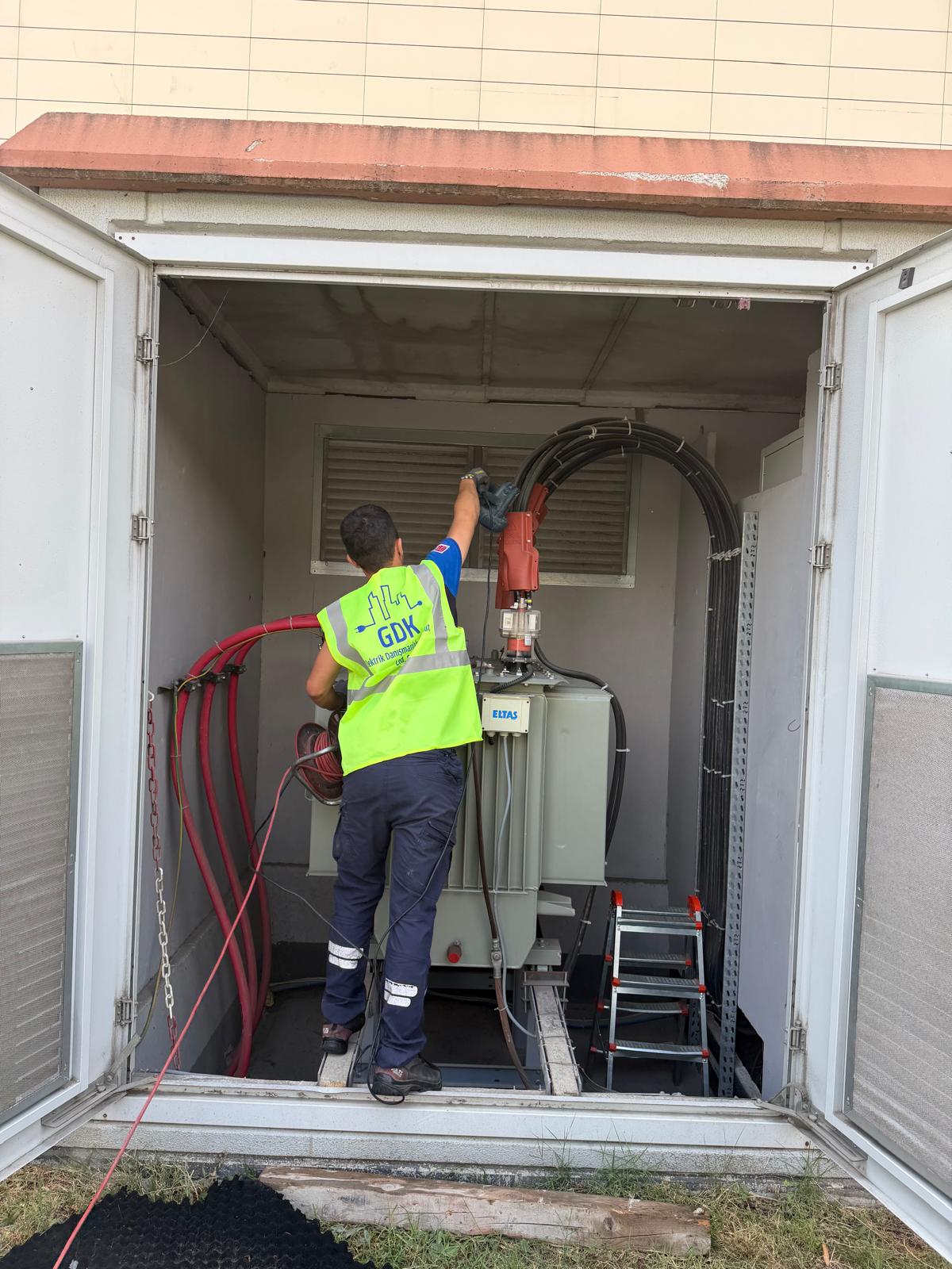 GDK Elektrik ekibi trafo bağlantısı yaparken